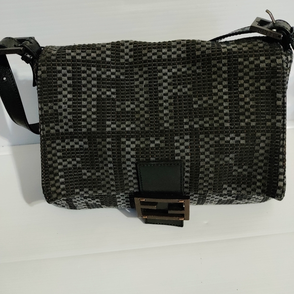 FENDI MONOGRAM WOVEN MAMMA SHOULDER BAGUETTE IN GREY - Picture 4 of 16